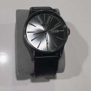 Nixon “Never Be Late”